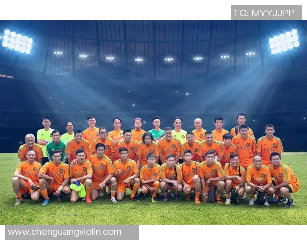 足球明星依然低调生活使用碎屏手机展现真实一面